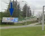 Valla publicitaria en la glorieta de la Vía Helmántica de Salamanca, junto al puente de la avenida Reyes de España